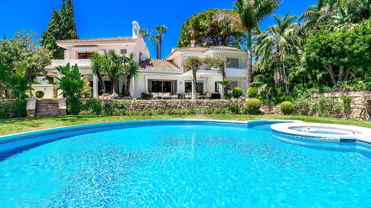 Villa andaluza rodeada de naturaleza en Las Lomas del Marbella Club