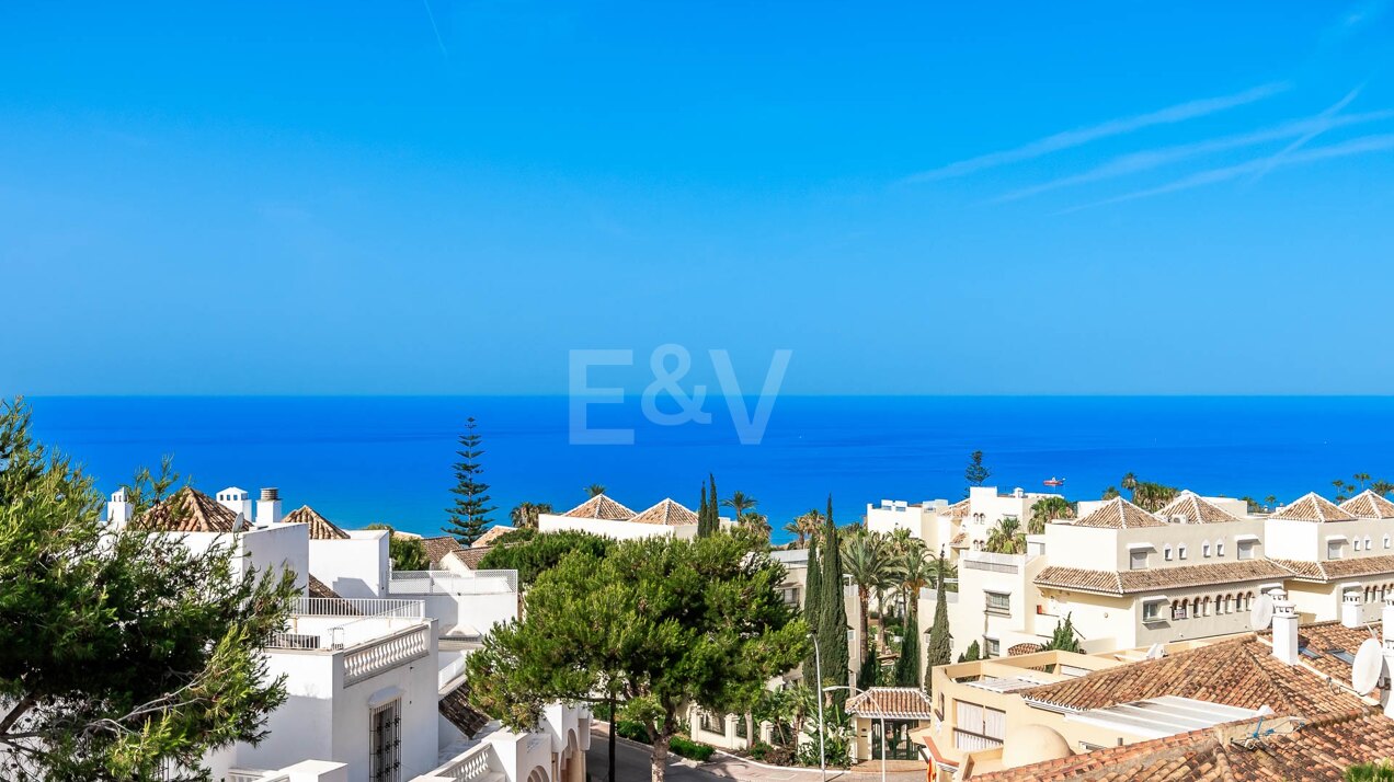 Precioso ático en Elviria Playa con vistas impresionantes al mar