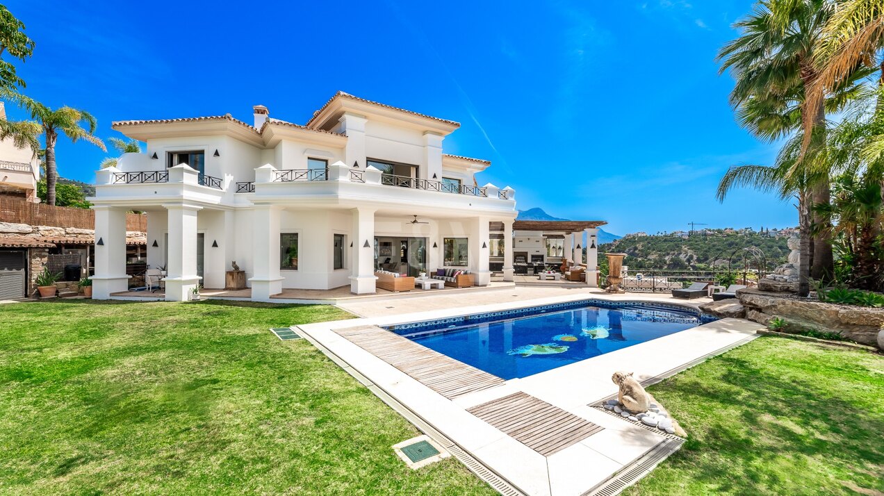 Villa en Los Arqueros en Primera Línea de Golf con Impresionantes Vistas al Mar