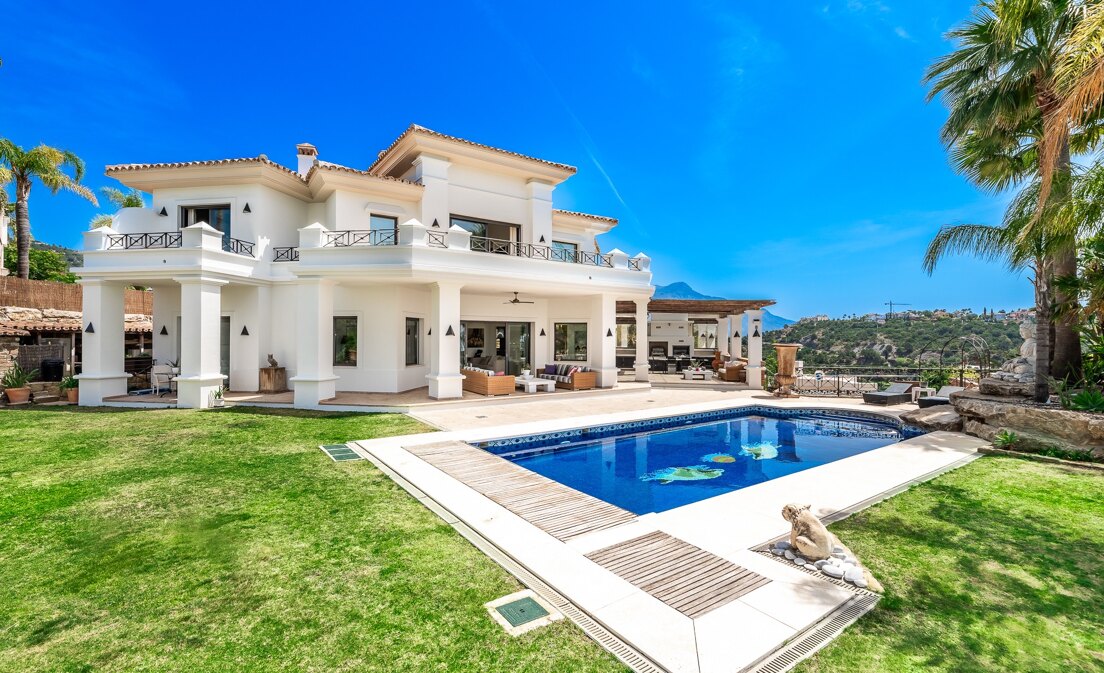 Élégante villa en première ligne de golf avec vue sur la mer à Los Arqueros