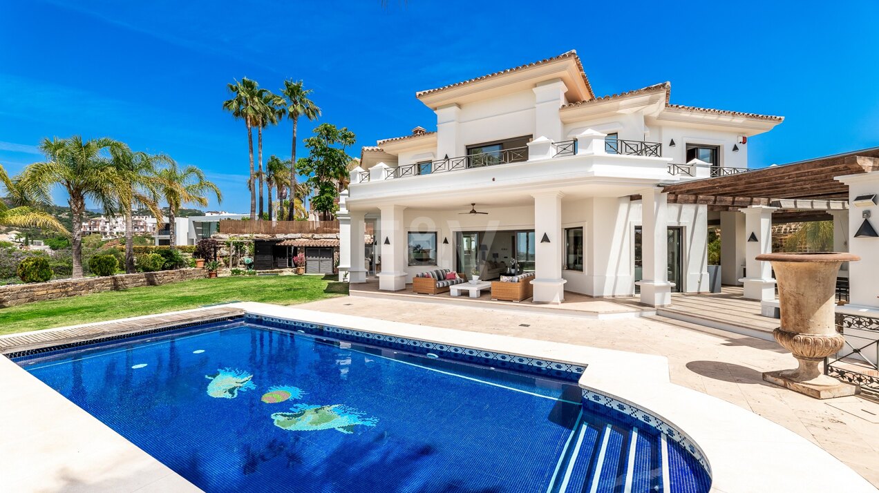 Villa en Los Arqueros en Primera Línea de Golf con Impresionantes Vistas al Mar