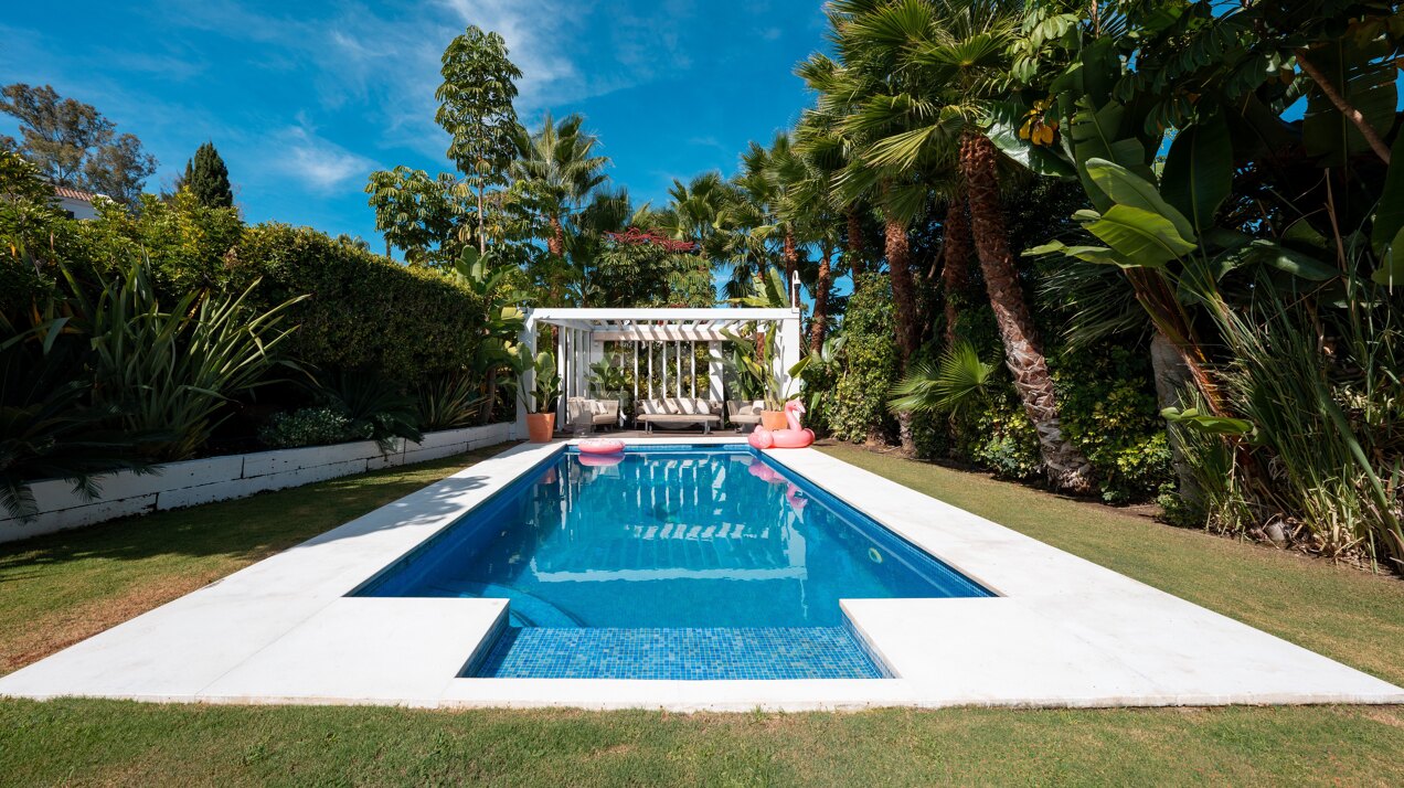 Moderne Villa in Nueva Andalucía mit Panoramablick auf das La Concha-Gebirge