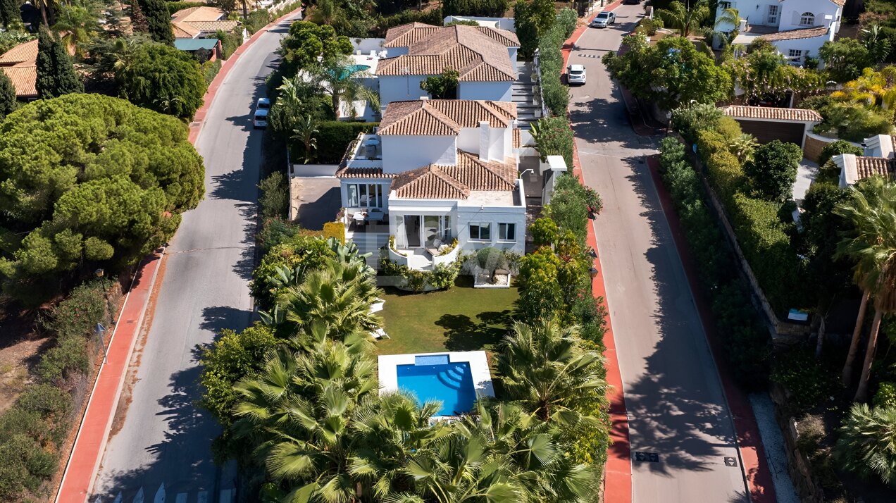 Villa moderna en Nueva Andalucía con vistas panorámicas a la montaña La Concha