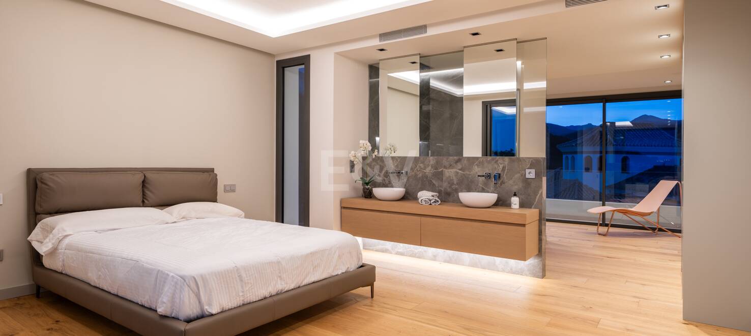 Villa moderna de nueva construcción en La Quinta en urbanización cerrada