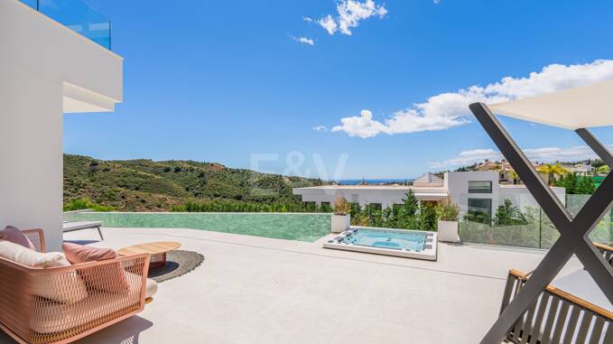 Villa contemporaine récemment construite à La Quinta dans une communauté fermée