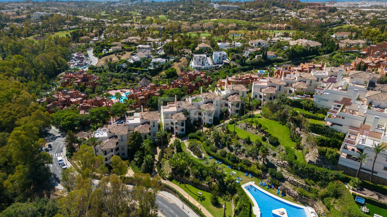 Eck-Duplex-Penthouse in Nueva Andalucía mit fabelhaftem Mittelmeerblick