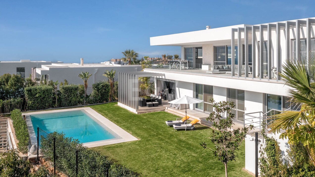 Moderna Villa en Primera Línea de Golf con Increíbles Vistas al Mar disponible para larga temporada