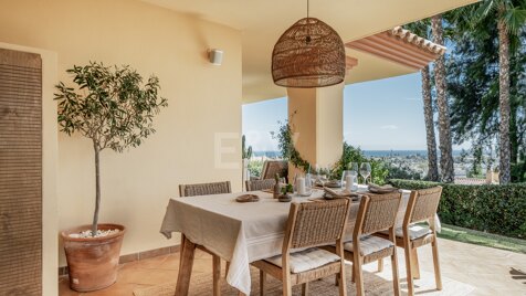 Przestronne Parter Apartament w Nueva Andalucía z prywatnym ogrodem