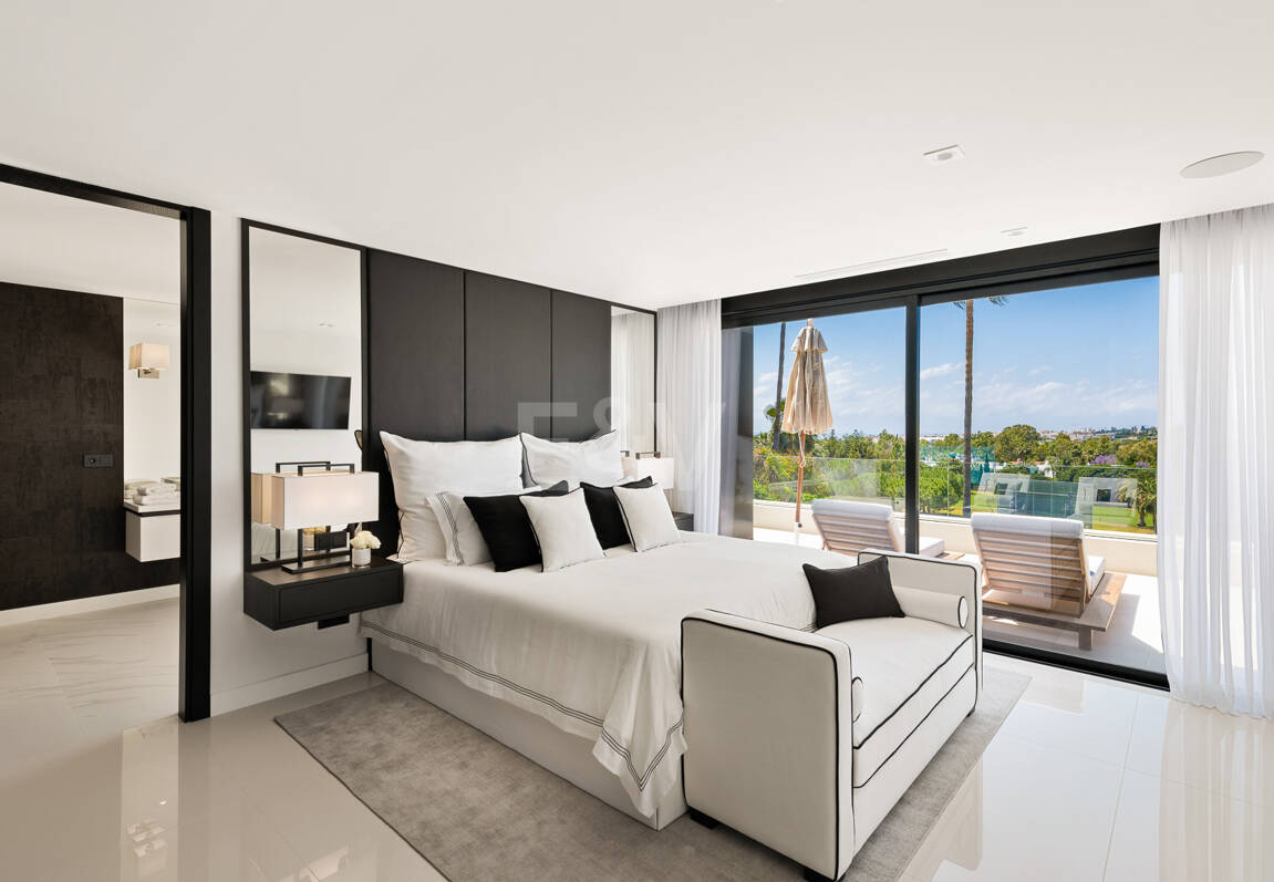 Exceptional villa with breathtaking views across golf course and Meditteranean Sea