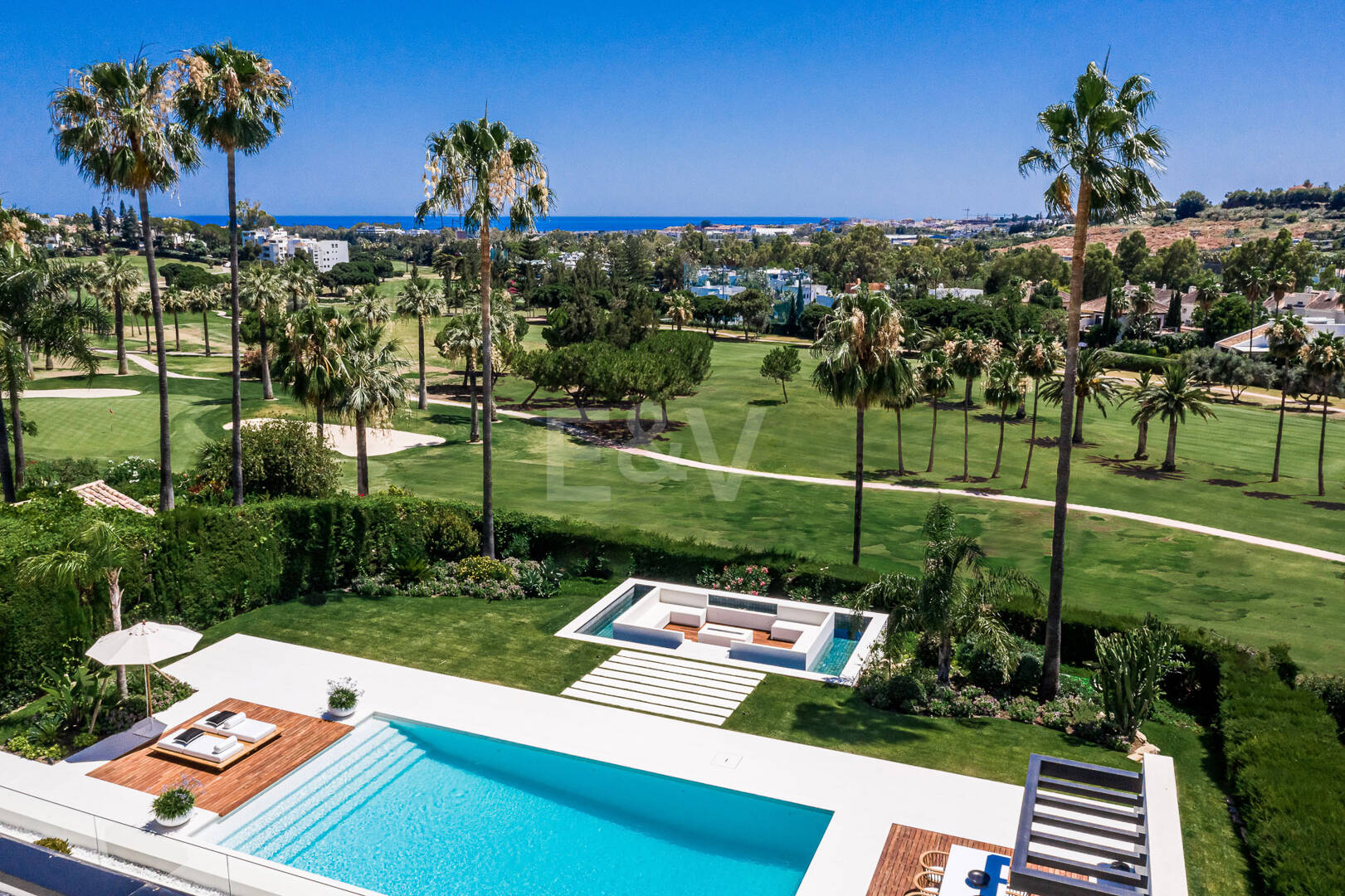 Excepcional villa en primera línea de Los Naranjos Golf con vistas