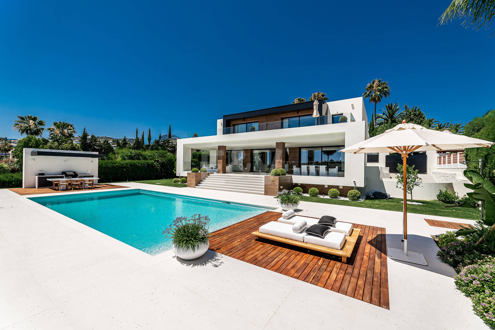 Excepcional villa en primera línea de Los Naranjos Golf con vistas