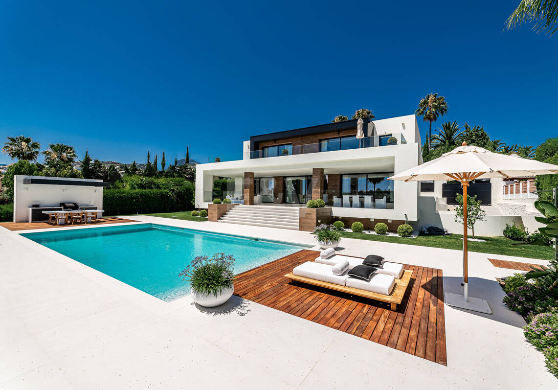 Exceptional villa in Los Naranjos Golf with breathtaking views across golf course and Meditteranean Sea