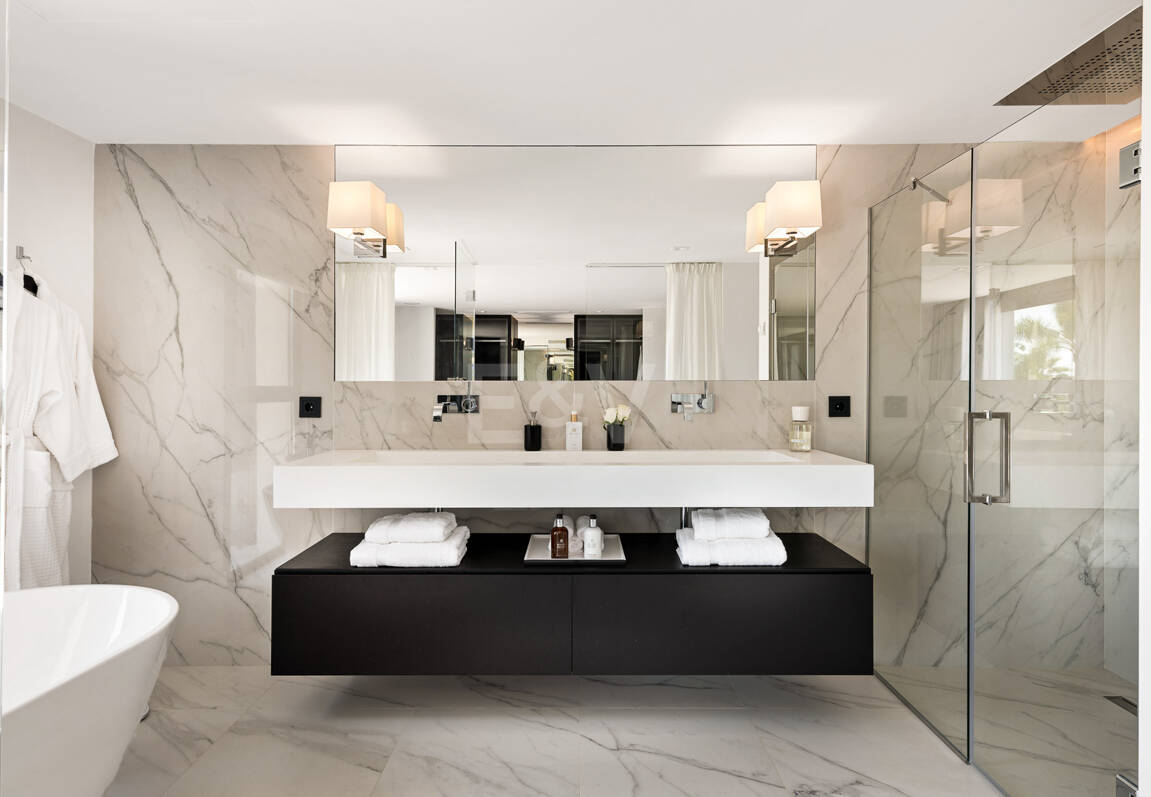 Exceptional villa with breathtaking views across golf course and Meditteranean Sea