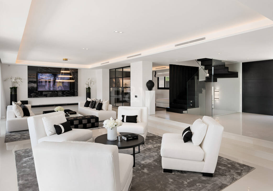 Exceptional villa in Los Naranjos Golf with breathtaking views across golf course and Meditteranean Sea
