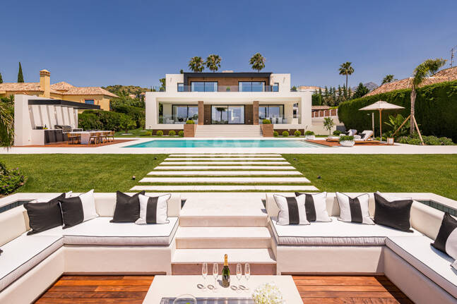 Exceptional villa with breathtaking views across golf course and Meditteranean Sea