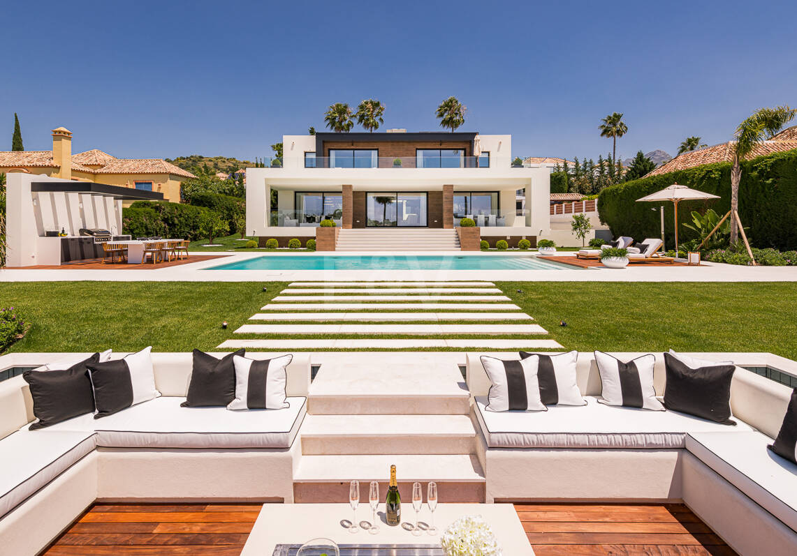 Exceptional villa in Los Naranjos Golf with breathtaking views across golf course and Meditteranean Sea