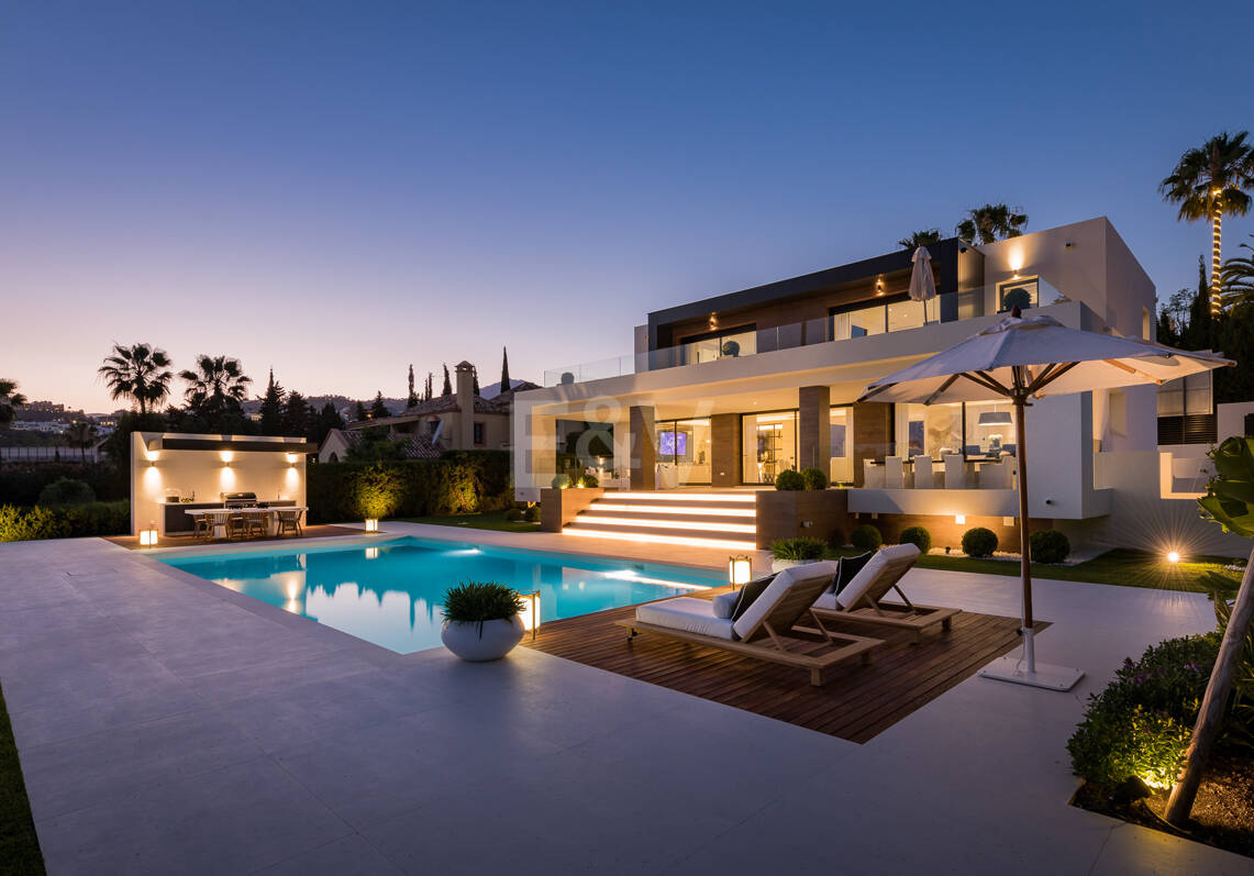 Exceptional villa in Los Naranjos Golf with breathtaking views across golf course and Meditteranean Sea