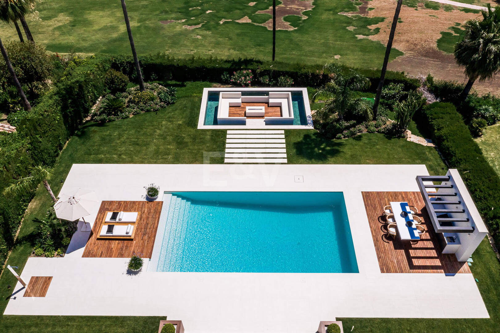 Excepcional villa en primera línea de Los Naranjos Golf con vistas