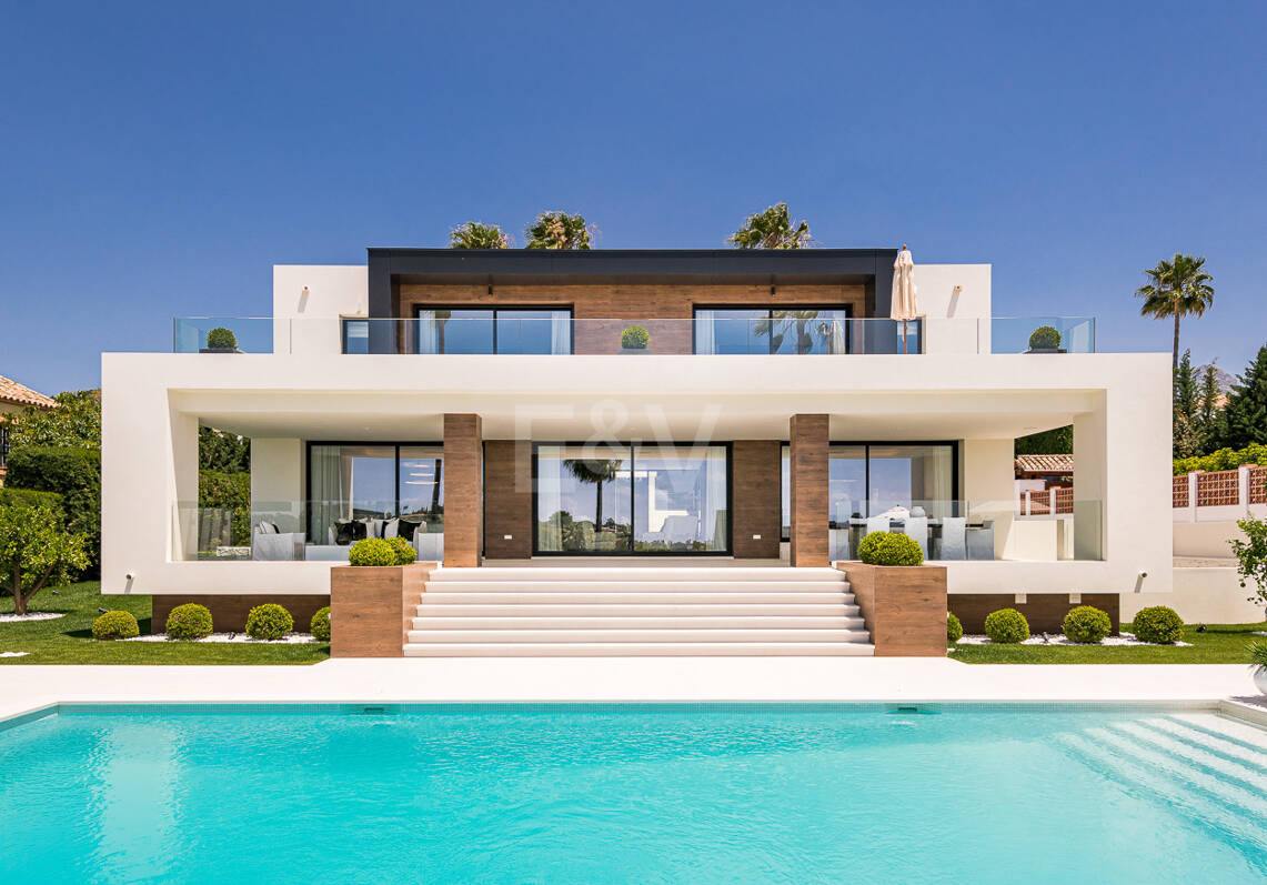 Exceptional villa in Los Naranjos Golf with breathtaking views across golf course and Meditteranean Sea