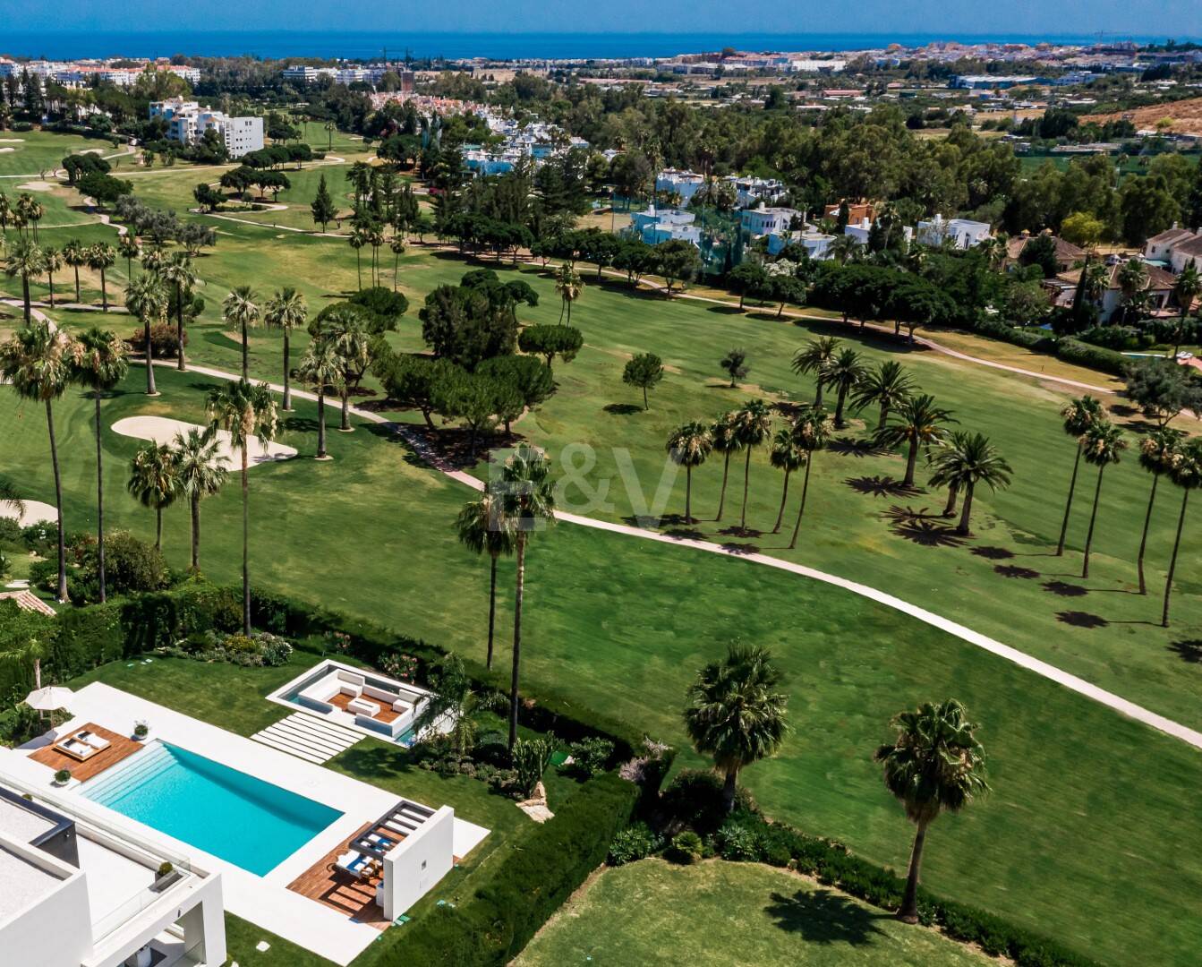 Excepcional villa en primera línea de Los Naranjos Golf con vistas