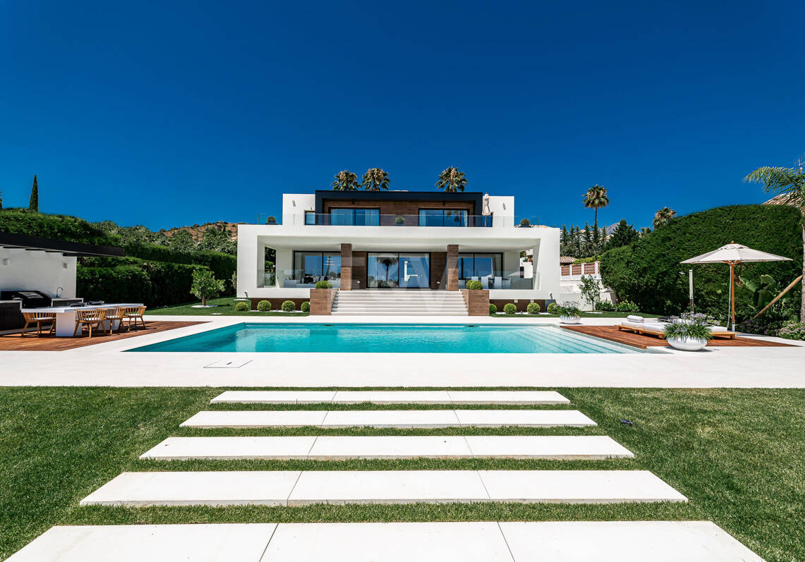 Exceptional villa in Los Naranjos Golf with breathtaking views across golf course and Meditteranean Sea