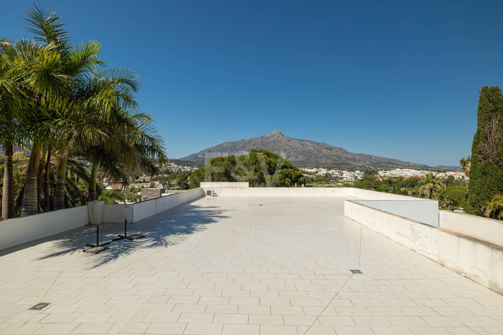 Luxurious Villa in Nueva Andalucia in a prime location