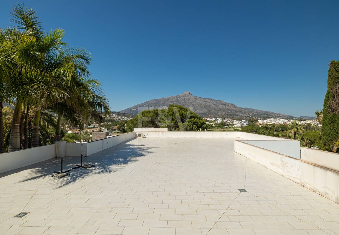 Villa de lujo en Nueva Andalucía en ubicación privilegiada
