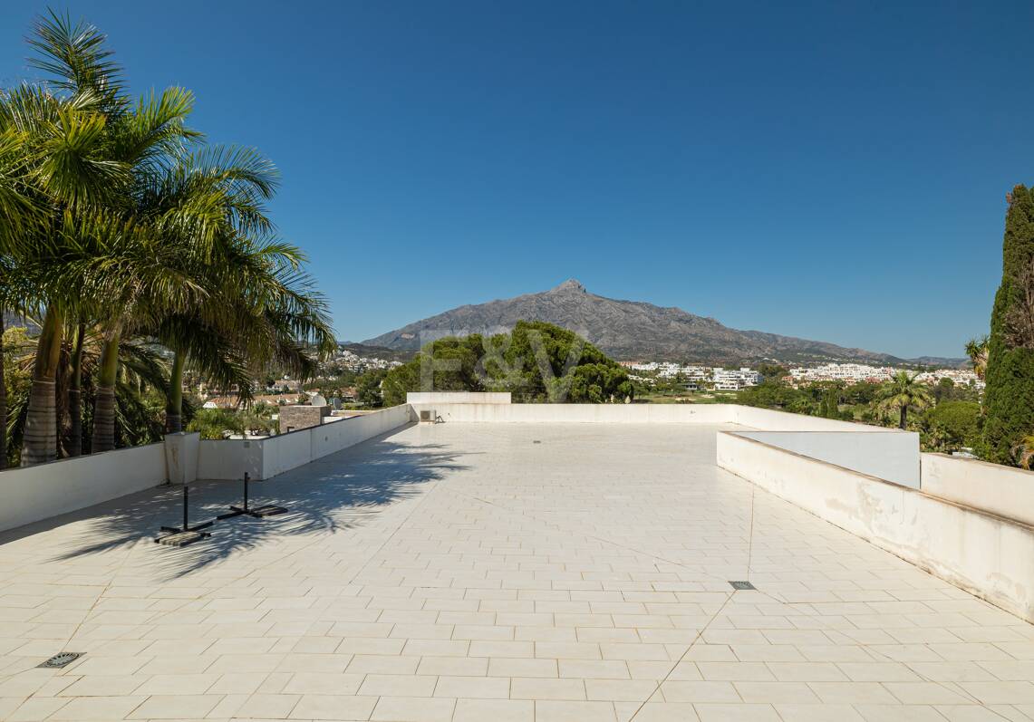 Luxurious Villa in Nueva Andalucia in a prime location