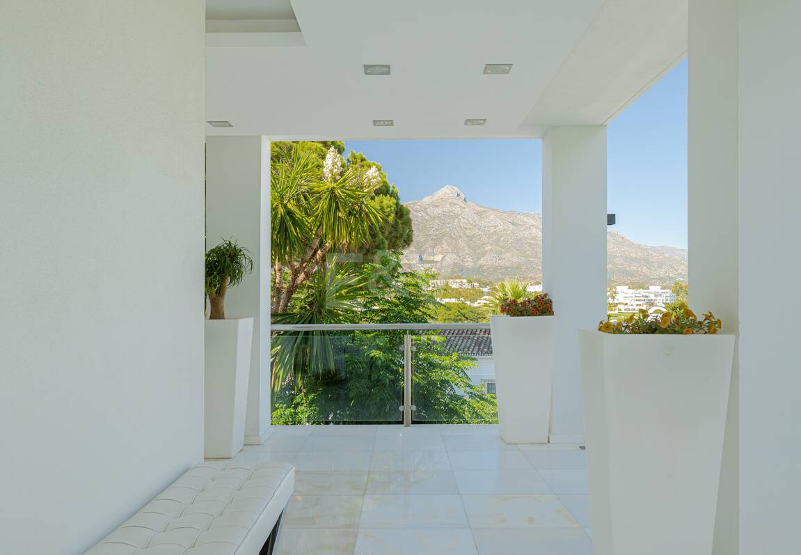 Villa de lujo en Nueva Andalucía en ubicación privilegiada