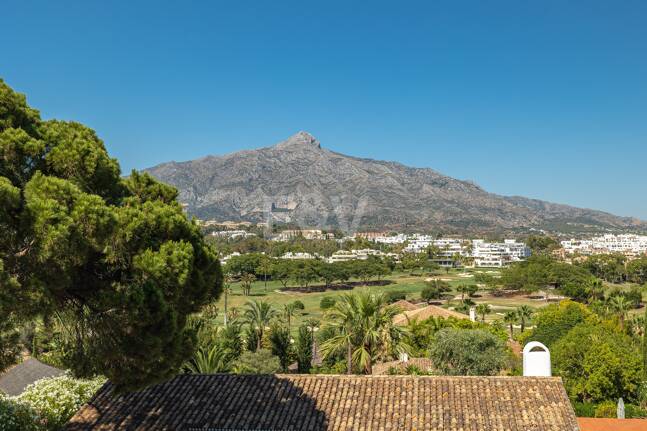 Villa de lujo en Nueva Andalucía en ubicación privilegiada