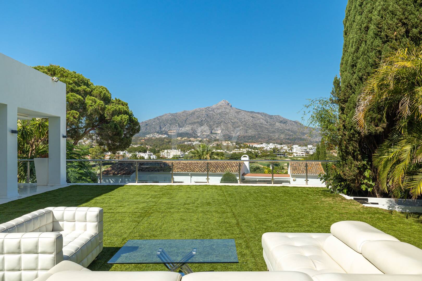 Luxurious Villa in Nueva Andalucia in a prime location