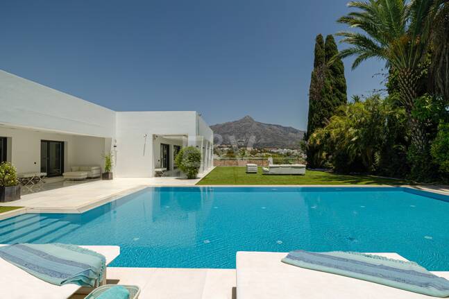 Villa de lujo en Nueva Andalucía en ubicación privilegiada