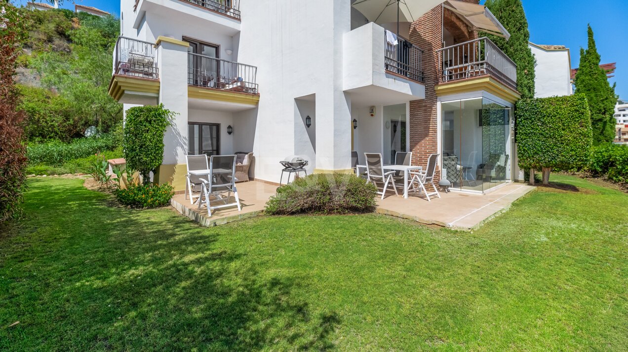 Garteneckwohnung mit beeindruckendem Meer- und Golfblick in Los Arqueros.