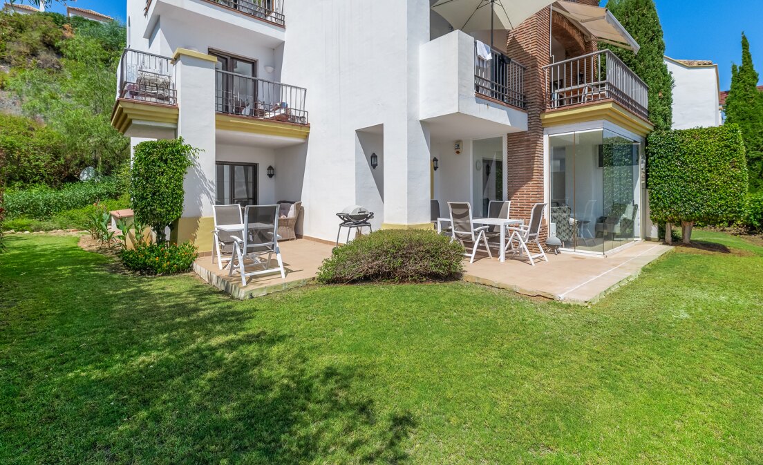 Apartamento en esquina con jardín y vistas impresionantes al mar y al golf en Los Arqueros