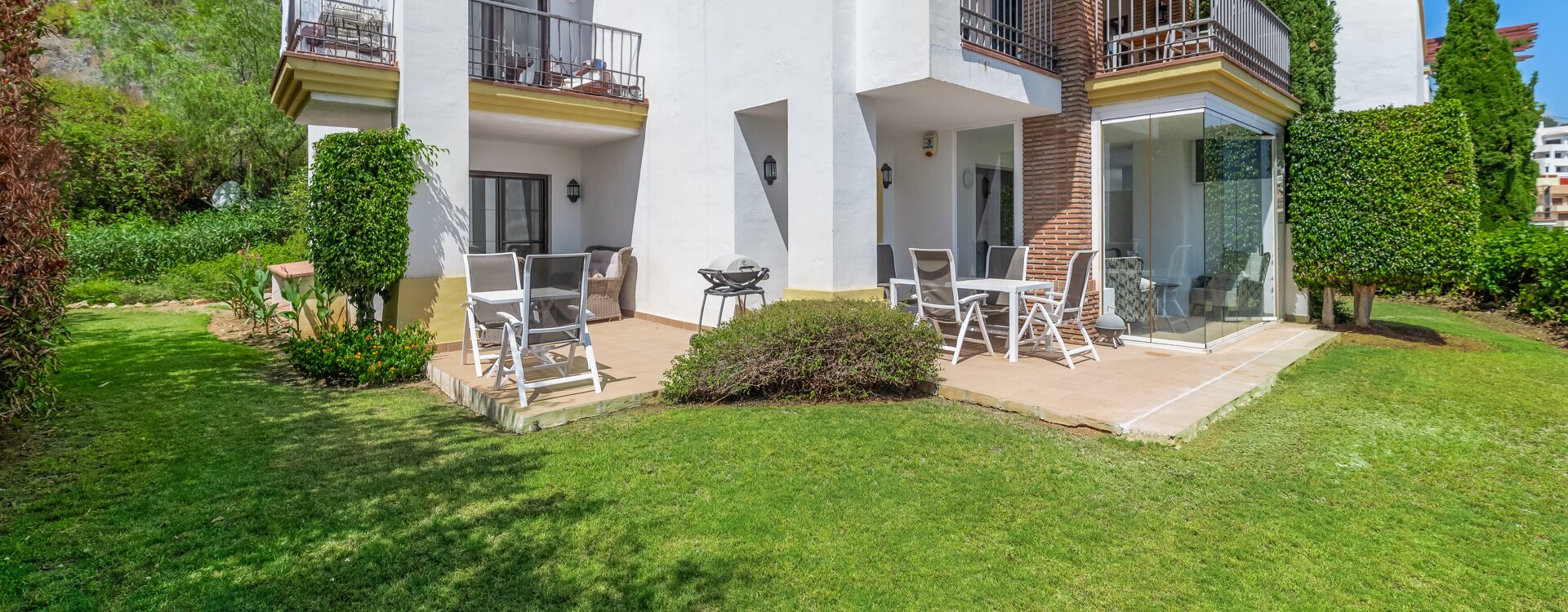 Apartamento en esquina con jardín y vistas impresionantes al mar y al golf en Los Arqueros