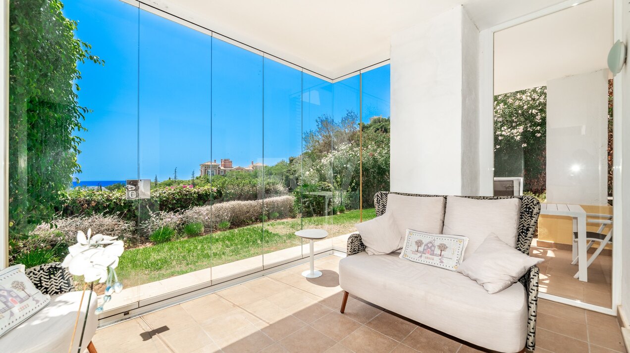 Apartamento en esquina con jardín y vistas impresionantes al mar y al golf en Los Arqueros