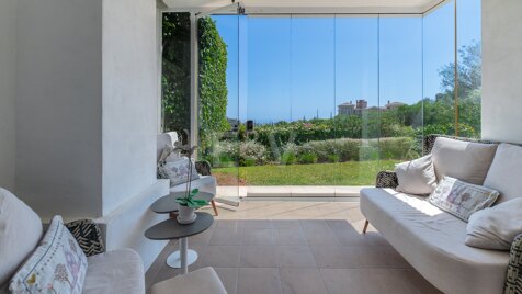 Apartamento en esquina con jardín y vistas impresionantes al mar y al golf en Los Arqueros