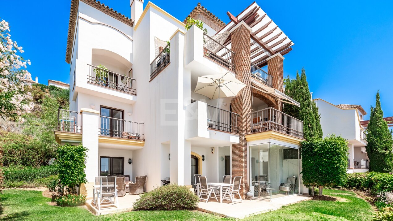 Corner garden apartment with amazing sea and golf views in Los Arqueros