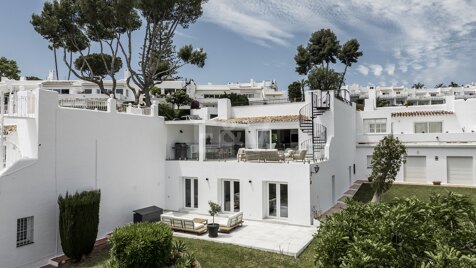 Elegantes Reihenhaus in Nueva Andalucía mit Blick auf den Golf und den La Concha Berg