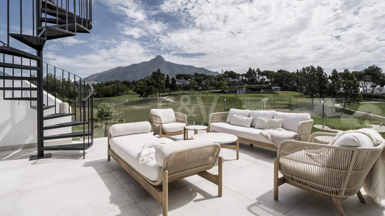 Elegantes Reihenhaus in Nueva Andalucía mit Blick auf den Golf und den La Concha Berg