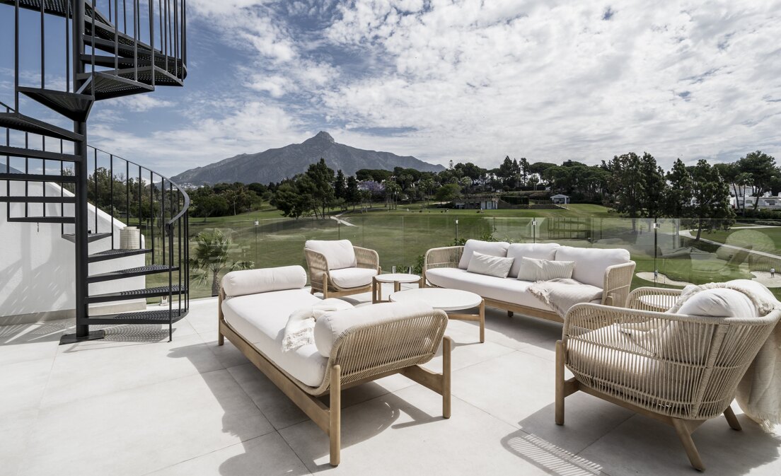 Elegantes Reihenhaus in Nueva Andalucía mit Blick auf den Golf und den La Concha Berg