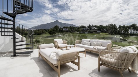 Elegantes Reihenhaus in Nueva Andalucía mit Blick auf den Golf und den La Concha Berg