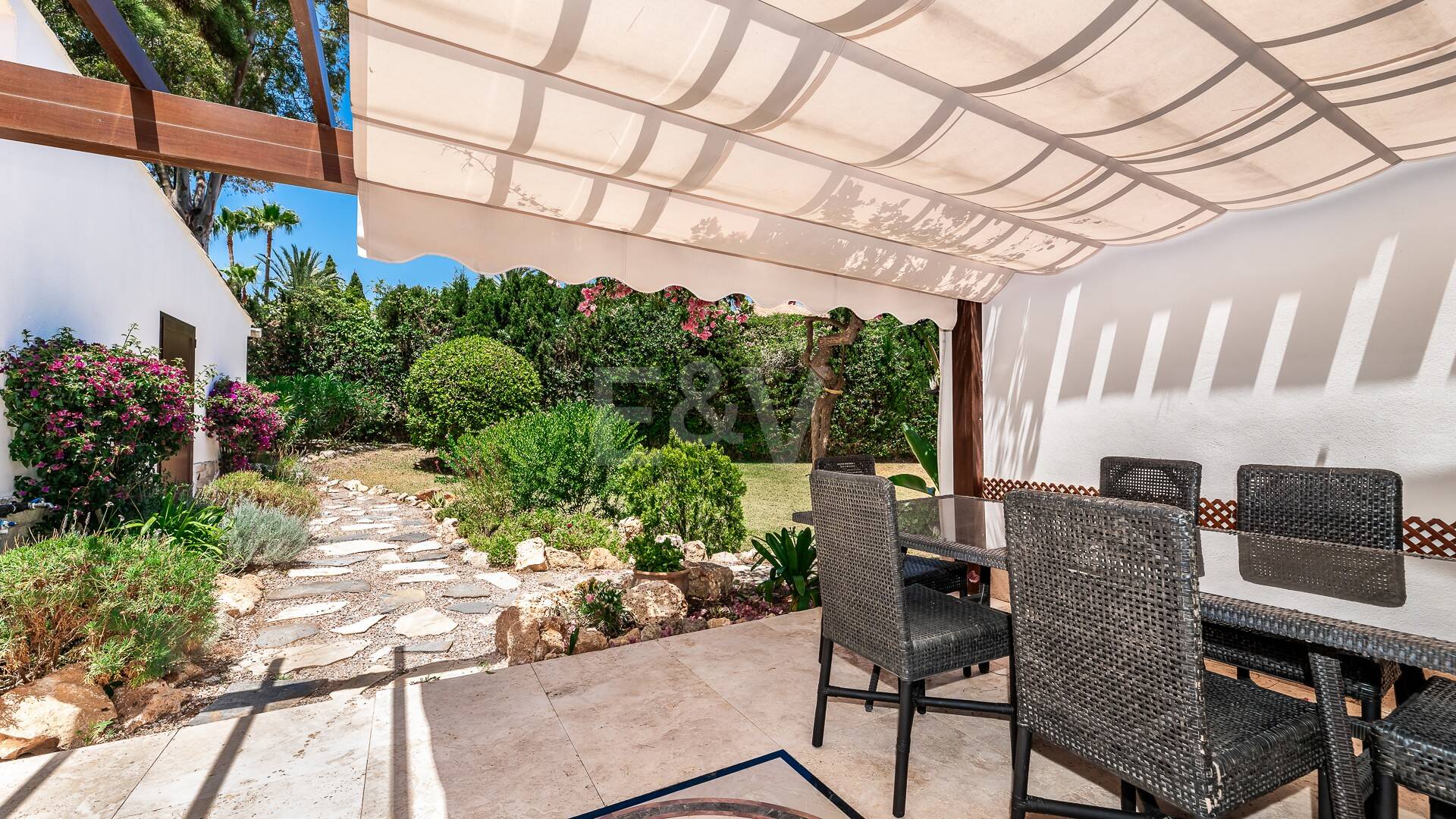 Possibilité d'investissement 200m de la plage, Grand Terrain avec Villa à Reserva de los Monteros