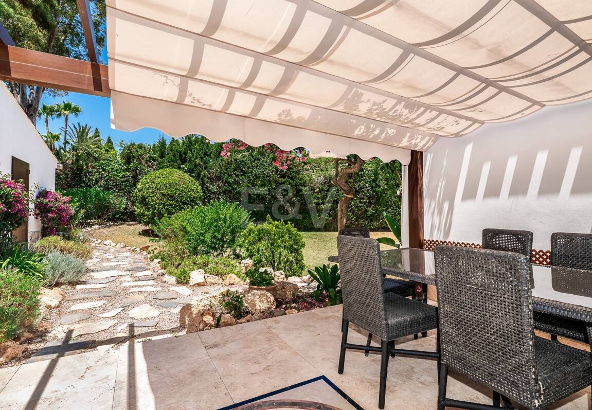 Investment Opportunity 200m from the Beach, Large Plot with Villa in Reserva de los Monteros