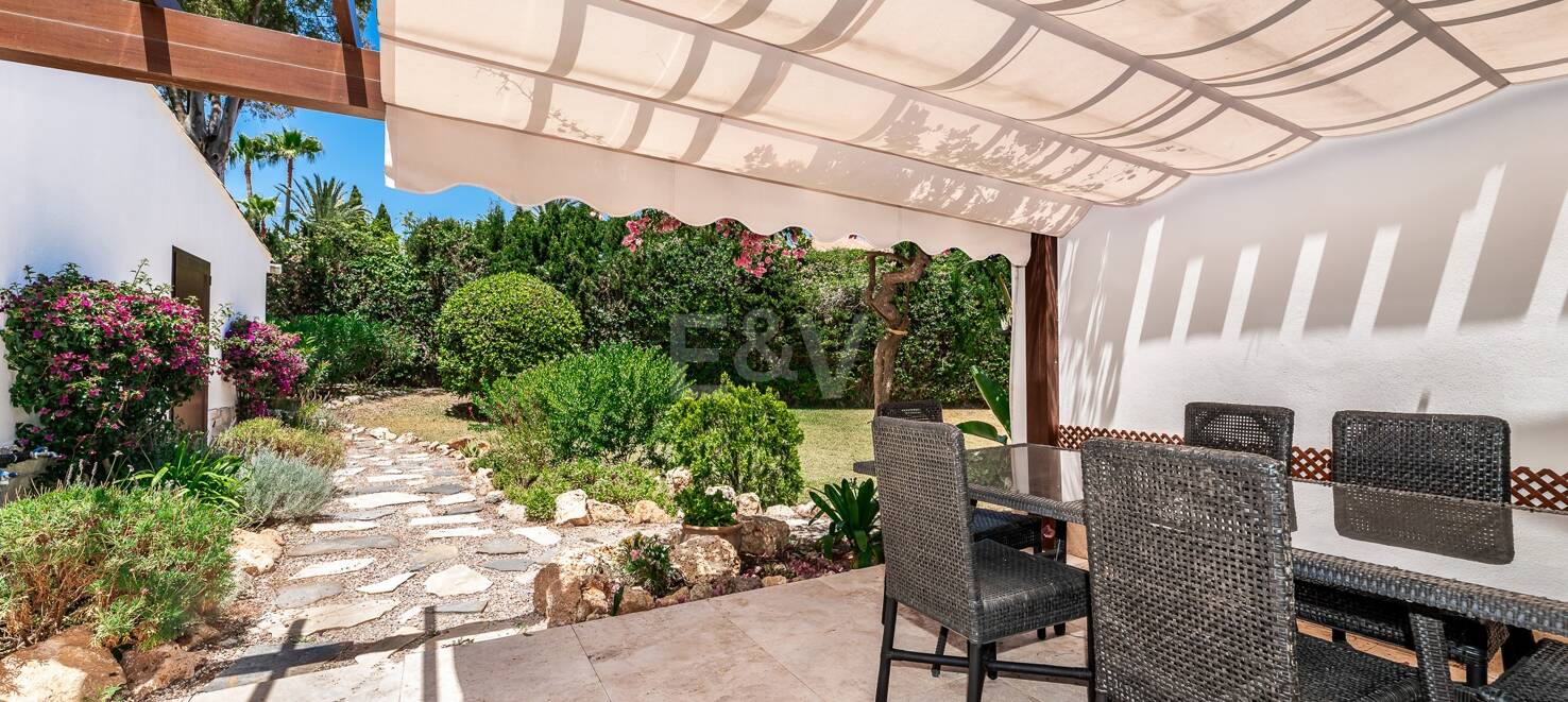Investment Opportunity 200m from the Beach, Large Plot with Villa in Reserva de los Monteros
