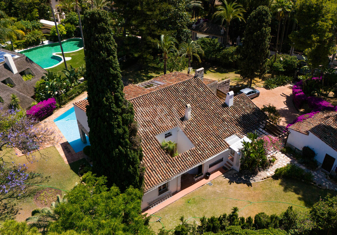 Oportunidad de inversión a 200m de la playa, amplia parcela con villa en Reserva de los Monteros