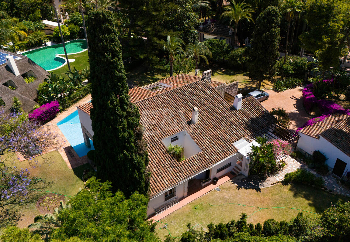 Investment Opportunity 200m from the Beach, Large Plot with Villa in Reserva de los Monteros