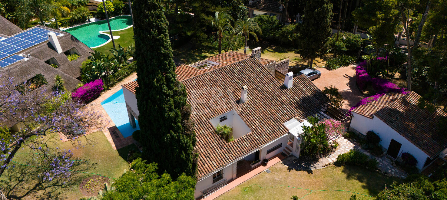 Investment Opportunity 200m from the Beach, Large Plot with Villa in Reserva de los Monteros