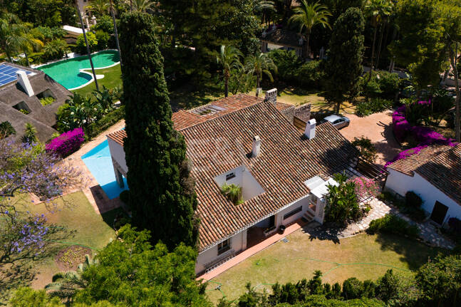 Investment Opportunity 200m from the Beach, Large Plot with Villa in Reserva de los Monteros