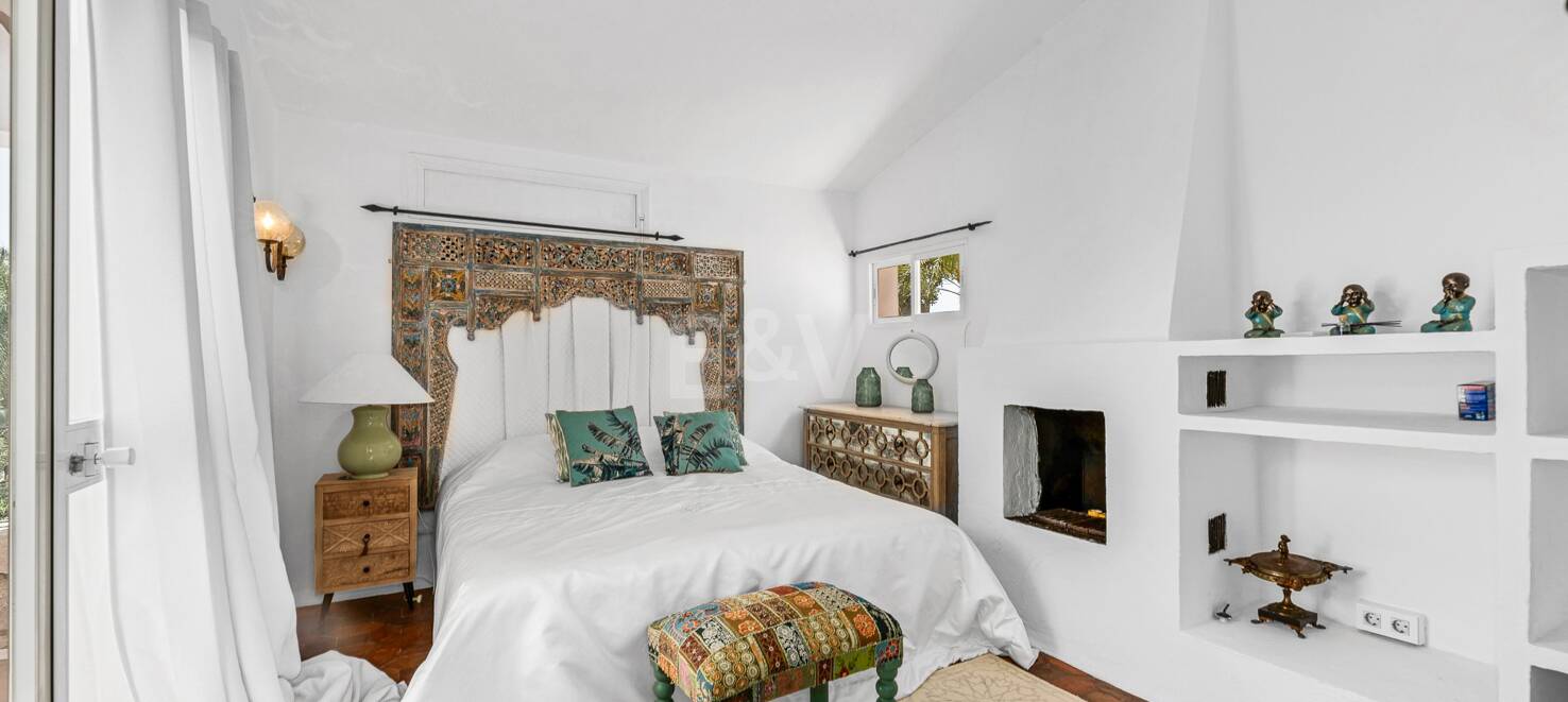 Investment Opportunity 200m from the Beach, Large Plot with Villa in Reserva de los Monteros